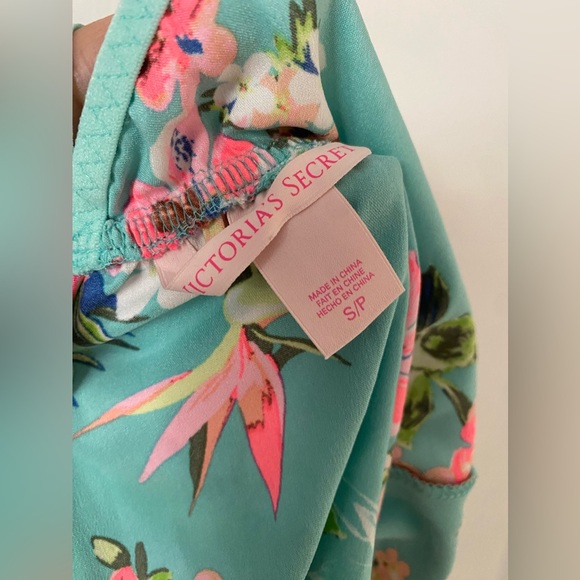 Victoria Secret Intimate sleep wear👗💚the first and last picture it's the front😉 - Picture 9 of 13